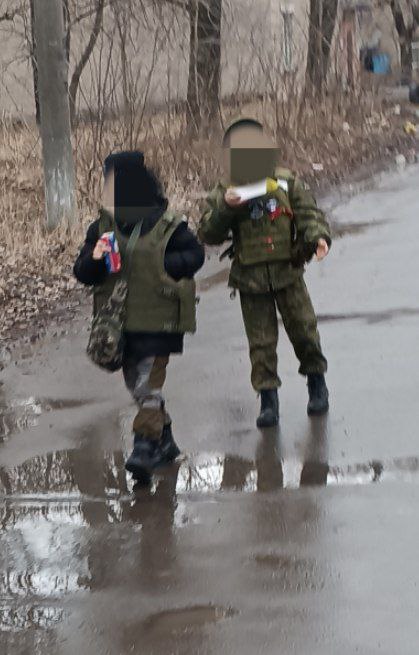 Open russian soldiers on street